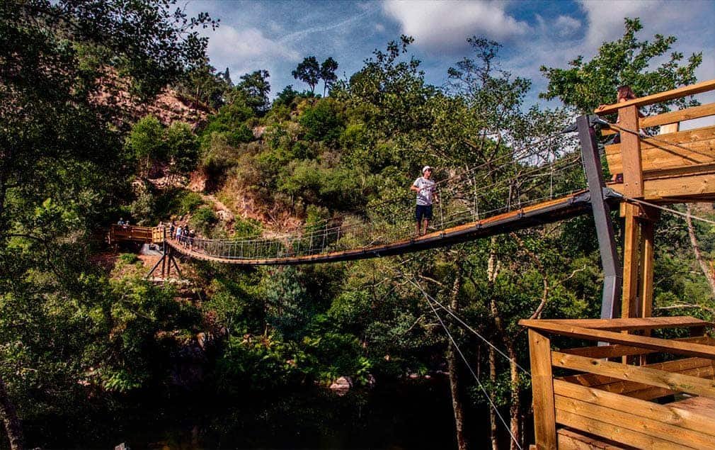 Puente colgante sobre el río Paiva