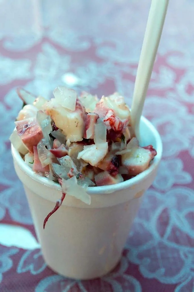 Ceviche en el mercado de mariscos de la ciudad de Panamá