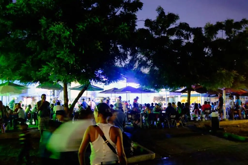 Domingo por la noche en los restaurantes del Mercado de Marisco, al inicio de la Cinta Costera