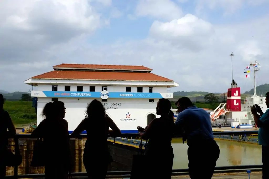 Turistas que visitan el Canal de Panamá en la esclusa de Miraflores