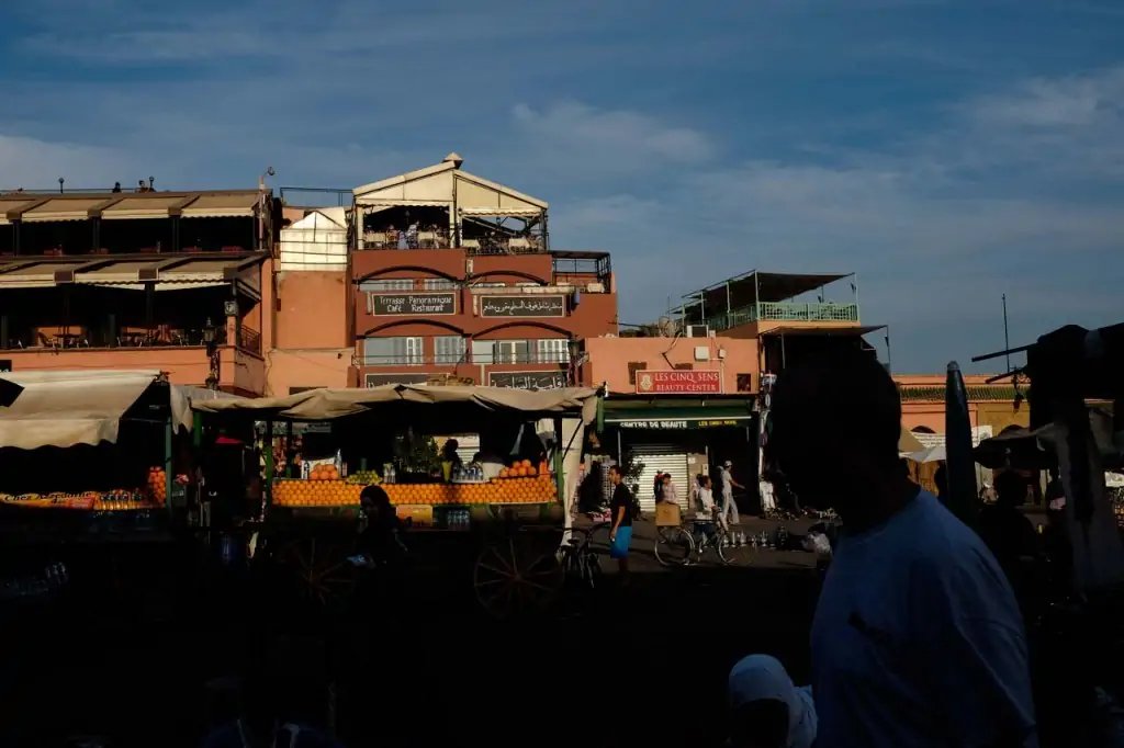 Vendedores de zumo de naranja en la plaza Djemaa el-Fna