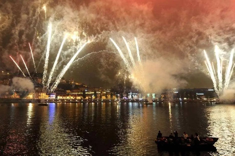 Fuegos artificiales en el río Duero