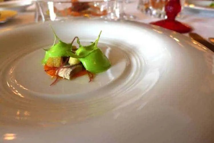Sardinas con salsa de tomate, pan tostado y espuma de cilantro