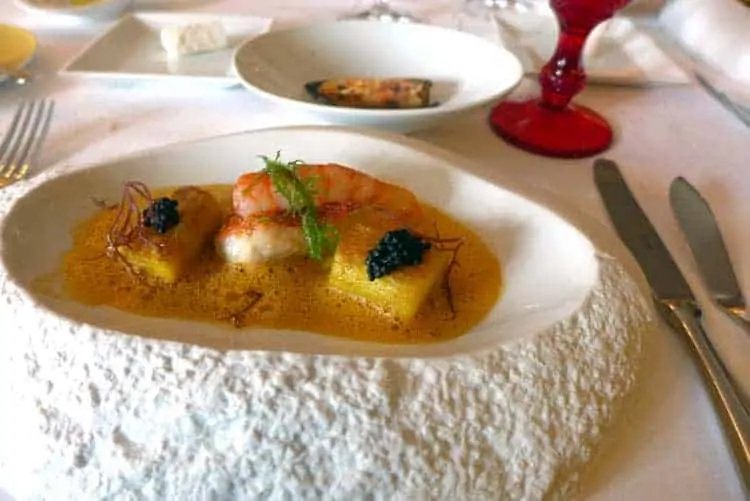 Salmonetes con ñoquis de azafrán, caviar, gamba rosada, salsa de algas y erizos