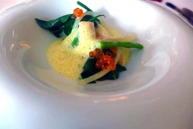 Salmón con cabeza de cerdo, anguila ahumada, acelgas, emulsión de Alvarinho y azafrán de las Azores y huevas de trucha