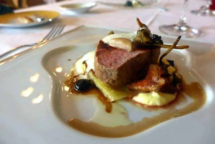 Ternera con raviolis de queso de montaña y puré de serovia