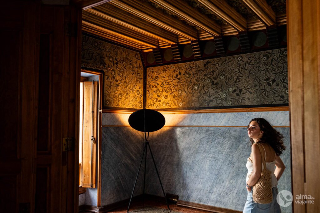 Joven turista en Casa Vicens, Barcelona