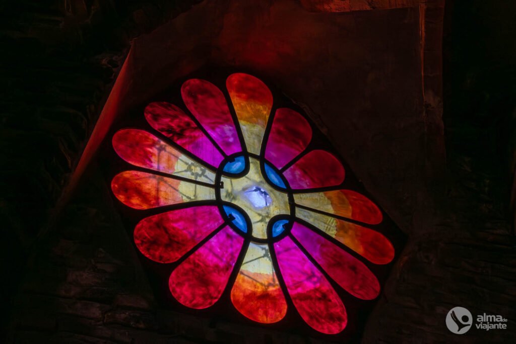 Vidrieras de la Cripta de la Colonia Güell, Barcelona