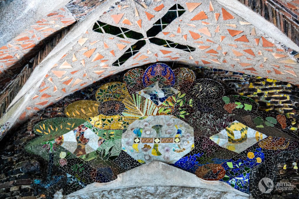 Visita la Cripta de la Colonia Güell, Barcelona