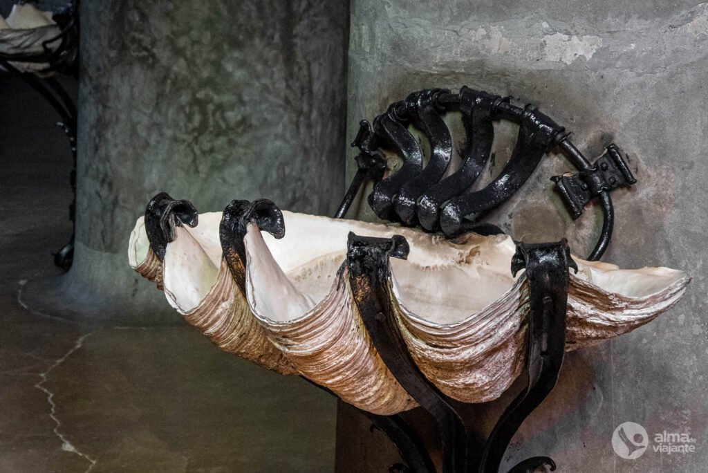 Qué ver en Barcelona: la pila de agua bendita de Gaudí