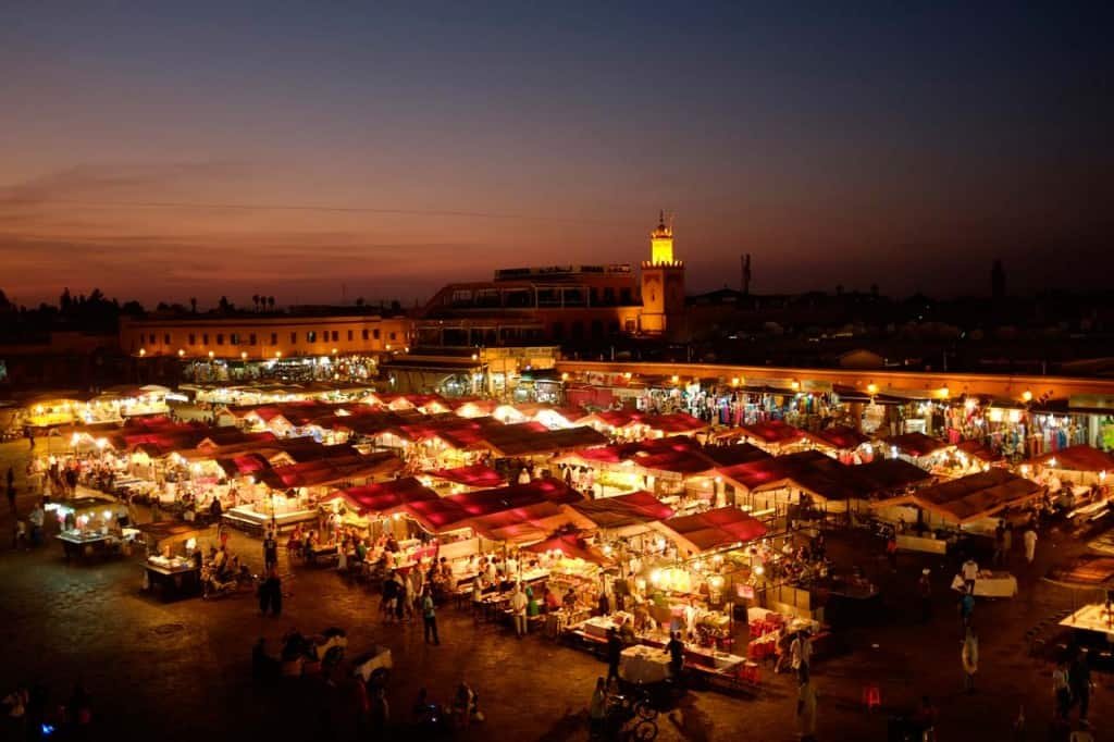 Vista de la plaza Djemaa el Fna de noche, con puestos de comida iluminados