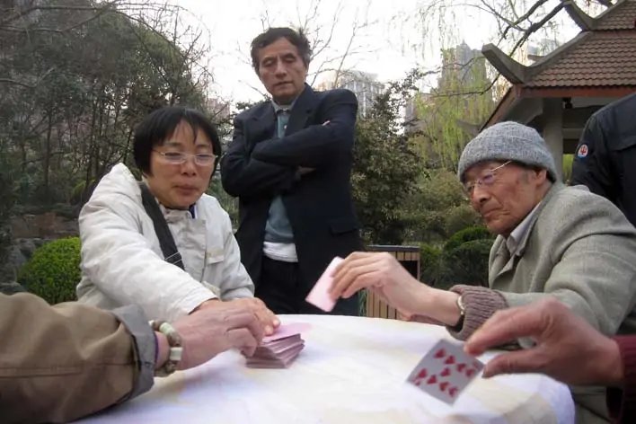 Jugando a las cartas en un parque de Shanghai