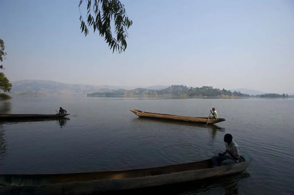 Canoas tradicionales en el lago Bunyonyi