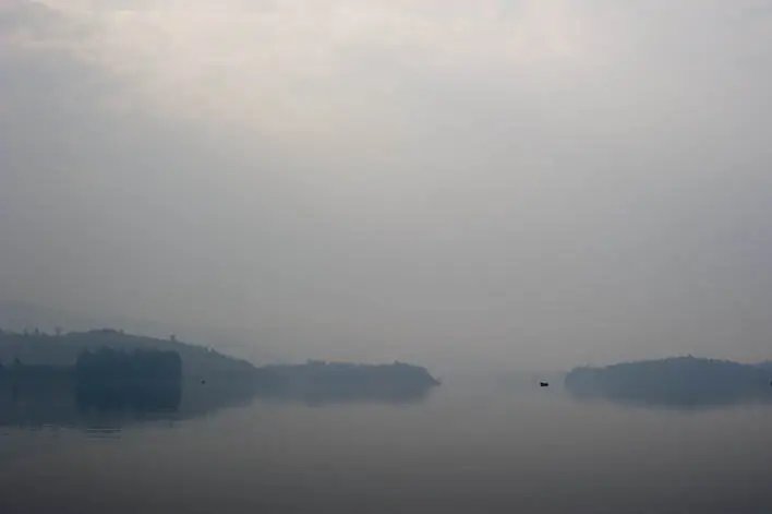 Amanecer en el lago Bunyonyi