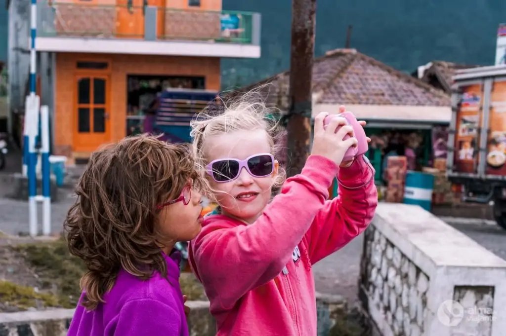 Niños en Cemoro Lawang