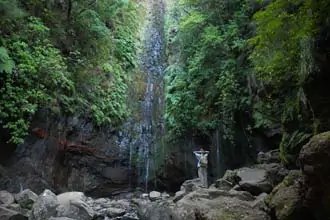 Cascada y laguna 25 Fontes