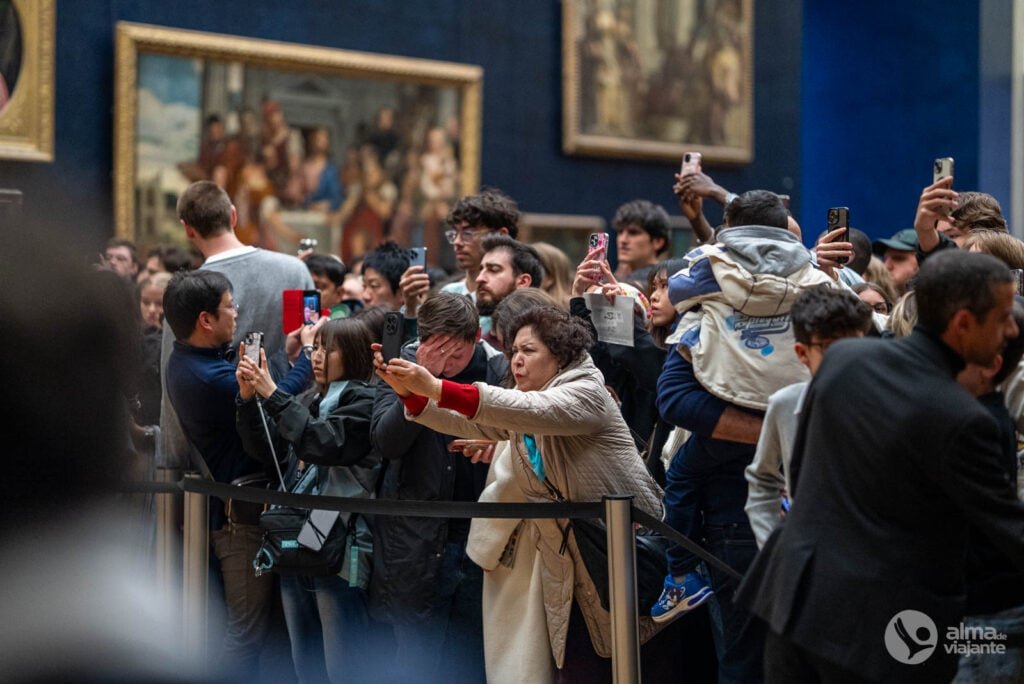 Turistas en el Museo del Louvre, París