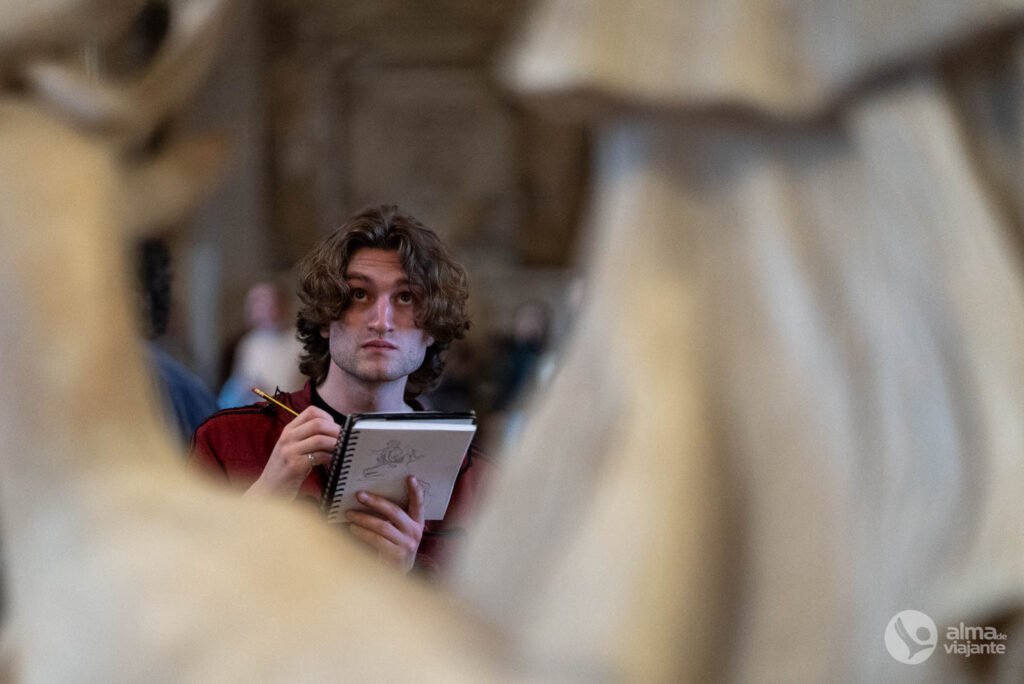 Estudiante de Bellas Artes visitando el Museo del Louvre